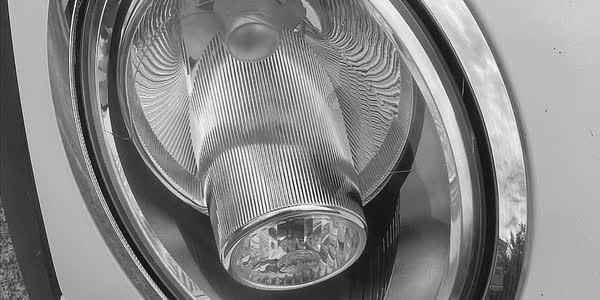 Phare rond d'une Mini Cooper après rénovation : optique redevenue transparente
