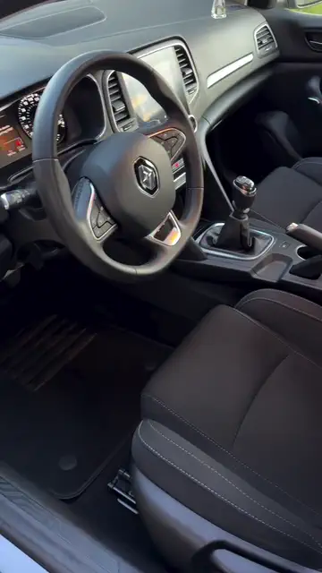 Vidéo : intérieur d'une Renault Mégane après nettoyage complet avant mise en vente